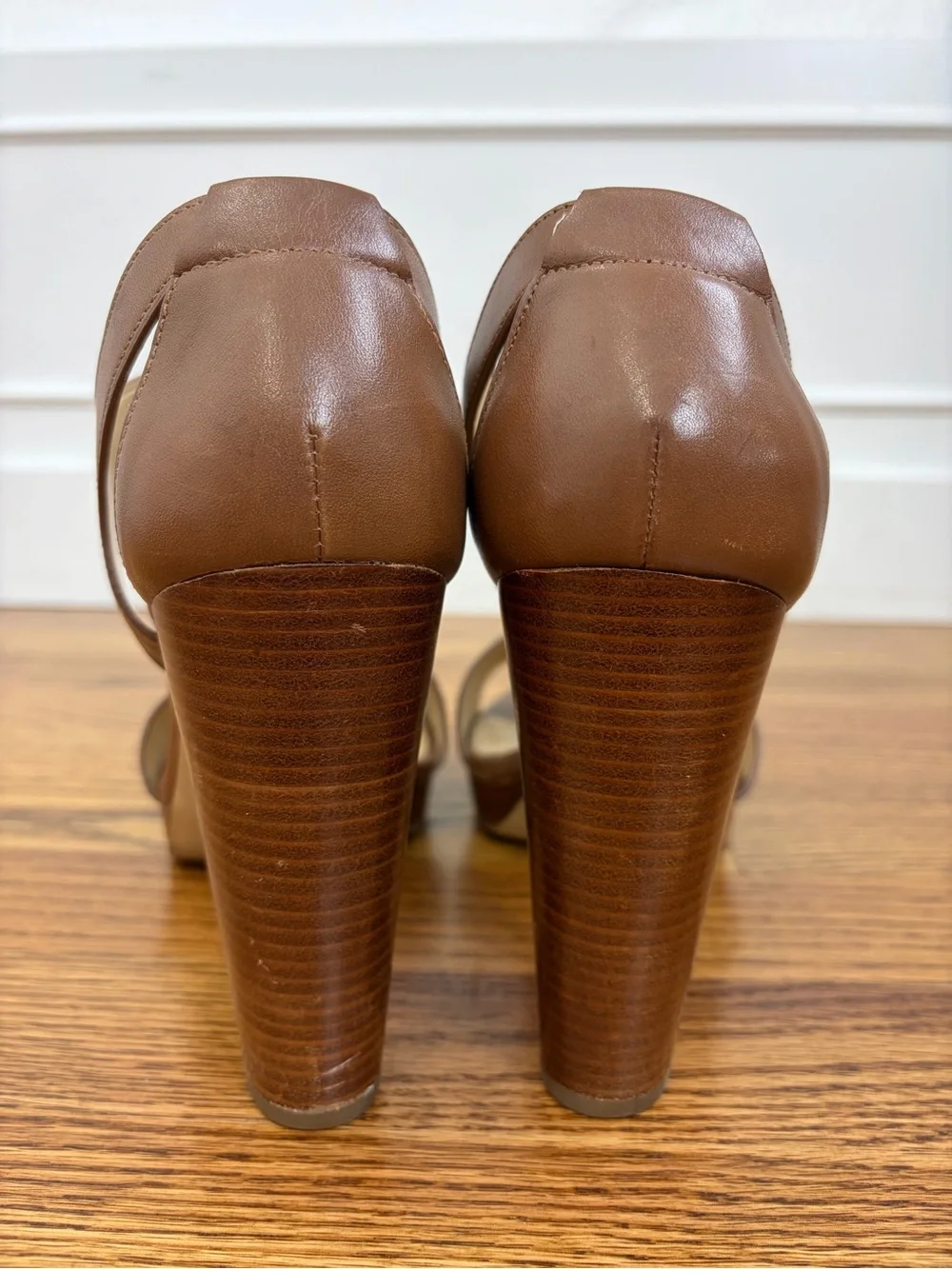MK Berkley Luggage Brown Leather Mid Platform T-Strap Sandals (9.5)